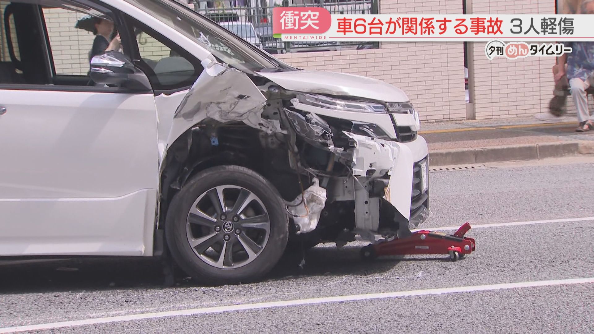 中央線をはみだしたのは40代男性が運転する車か 対向車2台と接触