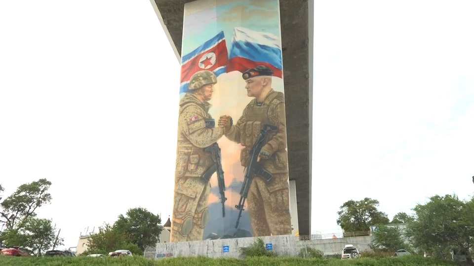 国境近くの街で見えたロシア・北朝鮮関係の深まり 「両国兵士が固い