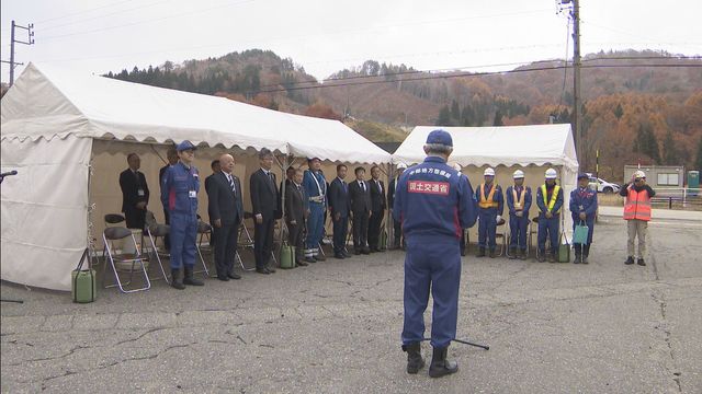 本格的な冬到来の前に除雪車など特殊車両の出発式 2026年4月までの半年間大雪に備える 岐阜・飛騨市