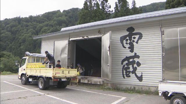 豪雪地帯の特産品「雪中酒」の出荷作業 今年は雪が少なく雪を使った冷蔵設備で貯蔵 岐阜・飛騨市