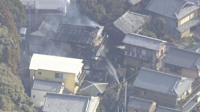 住宅火災 少なくとも3軒が焼ける 1人死亡 三重・鳥羽市