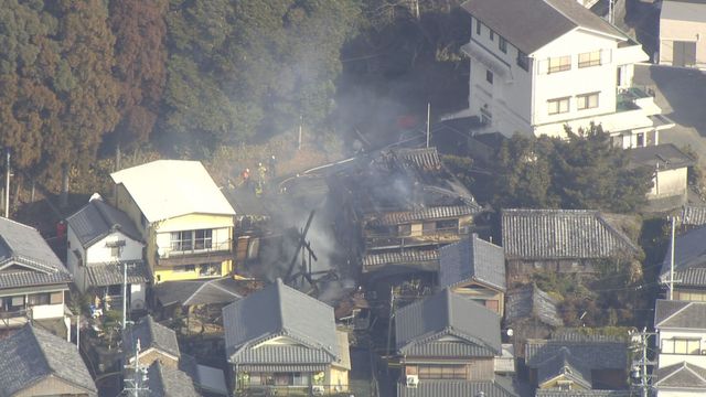 住宅火災 少なくとも3軒が焼ける 1人死亡 三重・鳥羽市
