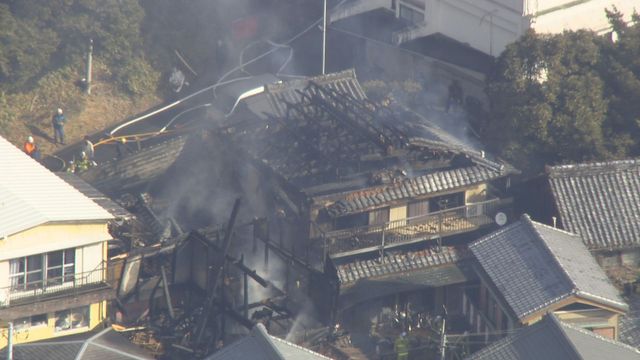 住宅火災 少なくとも3軒が焼ける 1人死亡 三重・鳥羽市