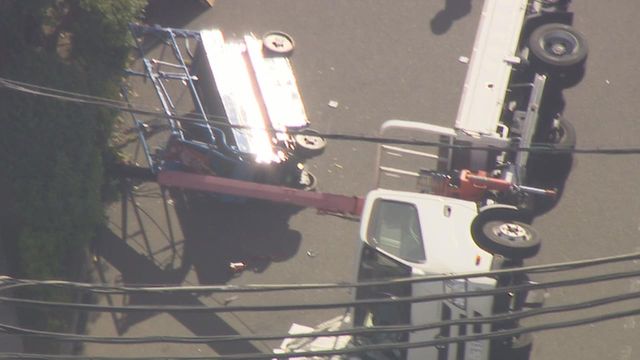 クレーン車が荷下ろし中に横転　男性が下敷きになり死亡　岐阜・各務原市