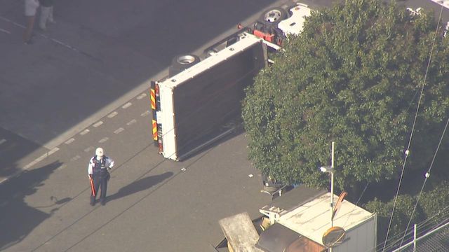 クレーン車が荷下ろし中に横転　男性が下敷きになり死亡　岐阜・各務原市