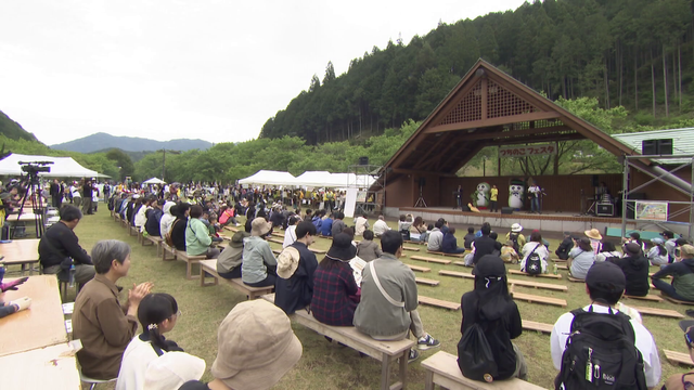 秘蔵映像が明かす“つちのこ神社”誕生の真相...「つちのこはいる」小さな村に2,300人が集結、生け捕りで狙う一攫千金　岐阜・東白川村