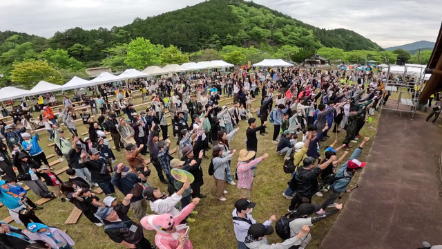 秘蔵映像が明かす“つちのこ神社”誕生の真相...「つちのこはいる」小さな村に2,300人が集結、生け捕りで狙う一攫千金　岐阜・東白川村