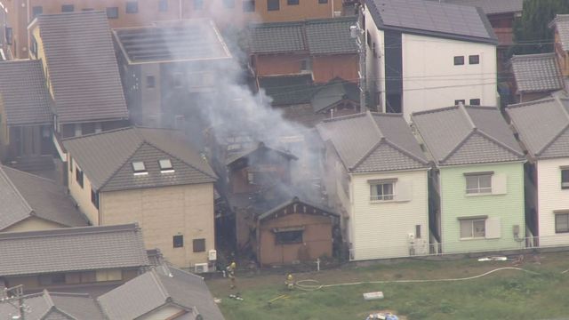「住宅から黒煙が出ている」2階建ての住宅火災　住人２人の無事確認　愛知・碧南市