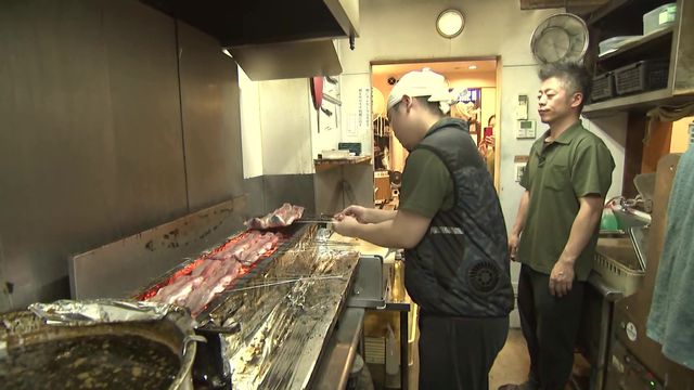 うなぎ店「汗がとまらない」　40℃超の焼き場はファン付き作業服で暑さ対策　土用の丑の日前に大忙し  岐阜・多治見市
