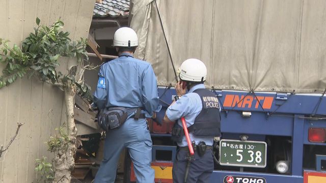 大型トラックが民家に突っ込む 右カーブの国道 ガードパイプをなぎ倒して衝突 岐阜・郡上市