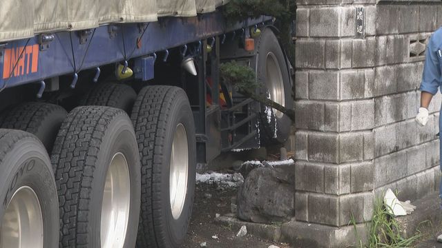 大型トラックが民家に突っ込む 右カーブの国道 ガードパイプをなぎ倒して衝突 岐阜・郡上市