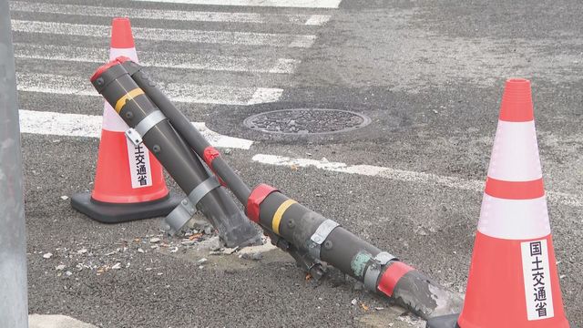 大型トラックが民家に突っ込む 右カーブの国道 ガードパイプをなぎ倒して衝突 岐阜・郡上市