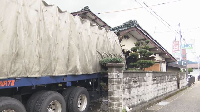 大型トラックが民家に突っ込む 右カーブの国道 ガードパイプをなぎ倒して衝突 岐阜・郡上市