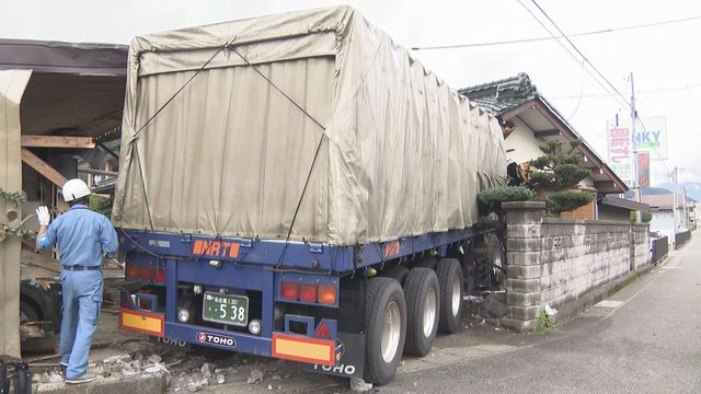 大型トラックが民家に突っ込む 右カーブの国道 ガードパイプをなぎ倒して衝突 岐阜・郡上市
