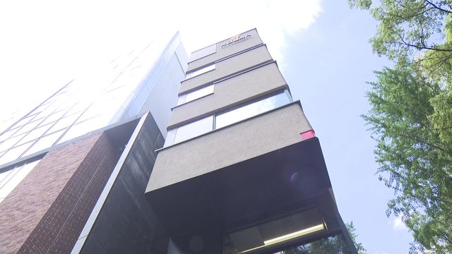 “なくてはならない” 細長い新ビル その正体は…「POLICE」!? 全国でも珍しい6階建て 名古屋・栄
