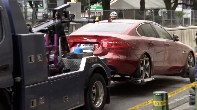 記録的大雨で水没の地下駐車場　本格的な車の搬出始まる　いまだ車体からしたたる泥水　作業は１週間から１０日間ほどかかる見込み　
