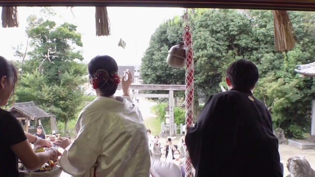 彼岸花が咲く堤で花嫁行列　“結婚式場ゼロ”の街に挙式を　市の目標は「日本一婚姻が祝福される街」　愛知・半田市