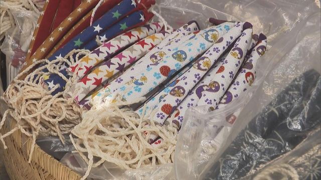 郡上おどり開幕前に　「踊り下駄」作り最盛期
