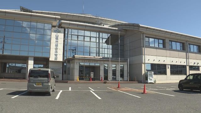 　「ハンドル操作誤った」体育館正面玄関に車突っ込む　77歳男性が運転　岐阜・山県市