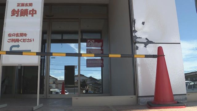 　「ハンドル操作誤った」体育館正面玄関に車突っ込む　77歳男性が運転　岐阜・山県市