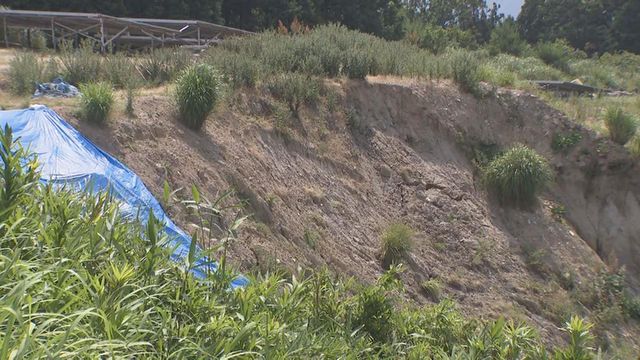 崩落する恐れのある盛り土 県が行政代執行で撤去作業を開始 三重・名張市