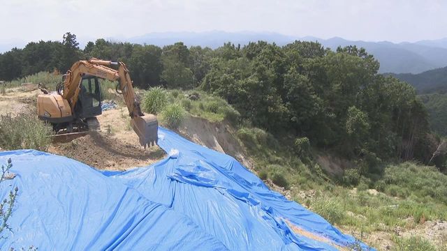 崩落する恐れのある盛り土 県が行政代執行で撤去作業を開始 三重・名張市