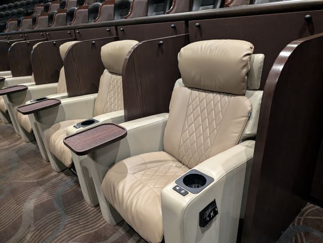 6月開業・名古屋の映画館がジブリ仕様に　トトロ、ポルコ、キキら人気キャラクター達が祝福する開業記念イベントがスタートへ　巨大壁画や特別デザインポスターも登場