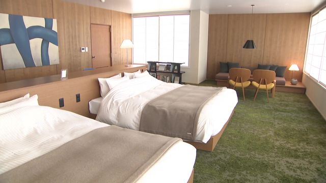 斬新！　“本離れ”に新サービス　カフェ？ホテル？実は図書館
