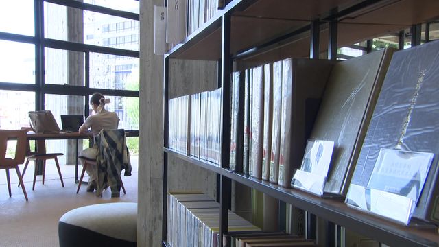 斬新！　“本離れ”に新サービス　カフェ？ホテル？実は図書館