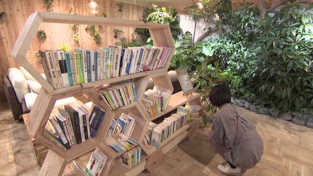 斬新！　“本離れ”に新サービス　カフェ？ホテル？実は図書館