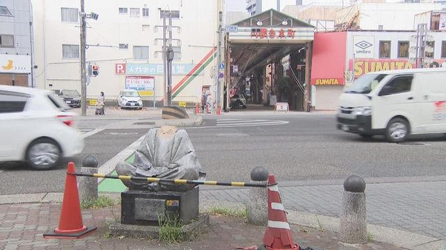 豊臣秀吉像の首が折れる 何者かに壊されたか 名古屋・西区 円頓寺商店街