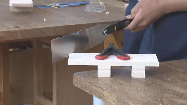 ｢郡上おどり｣前に地元の中学生が踊り下駄作り　岐阜･郡上市