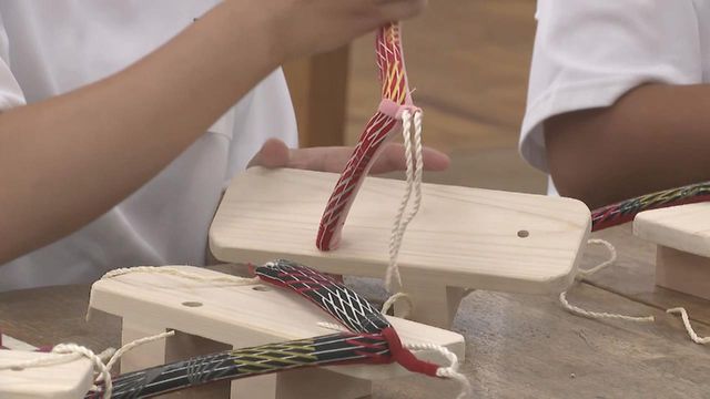 ｢郡上おどり｣前に地元の中学生が踊り下駄作り　岐阜･郡上市