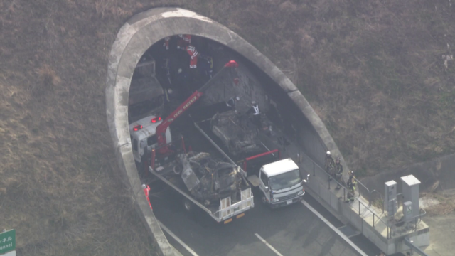 【三重・新名神６人死亡事故】“追突トラック”運転の女、炎上した車両の前へ...トラックが“追突した順番”新たに判明「前をしっかり見ていなかった」