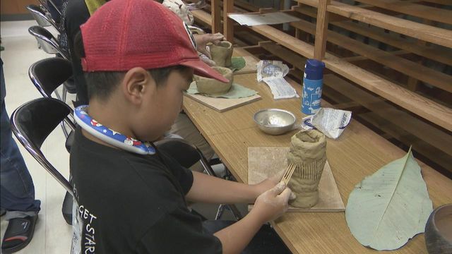 子どもたちが「縄文土器づくり」体験 貝殻で模様付け 岐阜・高山市