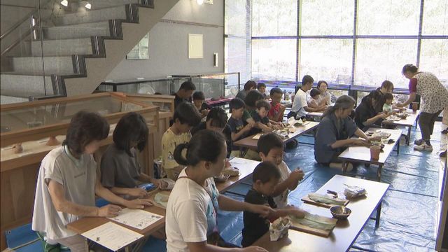 子どもたちが「縄文土器づくり」体験 貝殻で模様付け 岐阜・高山市