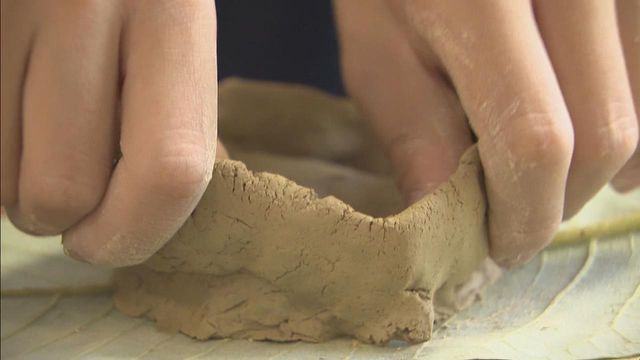 子どもたちが「縄文土器づくり」体験 貝殻で模様付け 岐阜・高山市