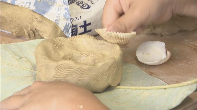 子どもたちが「縄文土器づくり」体験 貝殻で模様付け 岐阜・高山市