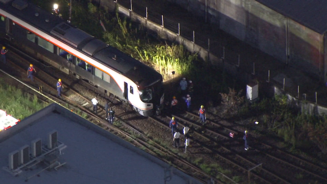 キャリアカー の荷台が遮断機に引っ掛かり立ち往生 踏切で特急列車と衝突 岐阜・各務原市