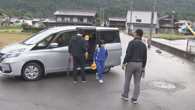 クマの警戒続く　子どもたちは保護者に付き添われ登校　外国人観光客がクマに襲われ　岐阜・白川村
