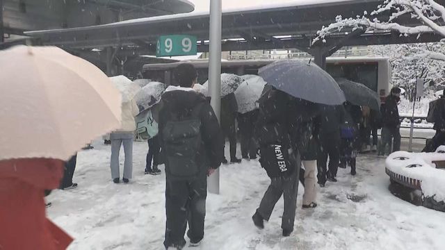 大雪で交通事故や混乱　岐阜駅前ではバスを待つ人で長蛇の列　岐阜県（10日午前11:40ごろ放送）