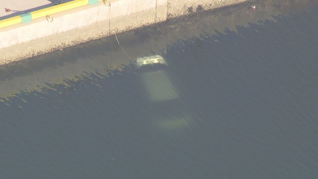 乗用車が海に転落　男性が救助されるも意識なし　三重・四日市市の富田港　乗用車は前進しながら転落か