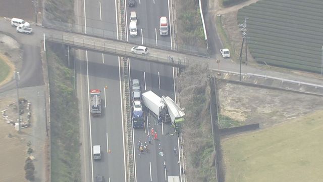 【速報】東名阪自動車道で大型トラック3台などが関係する事故　運転手2人がけが　三重・四日市市