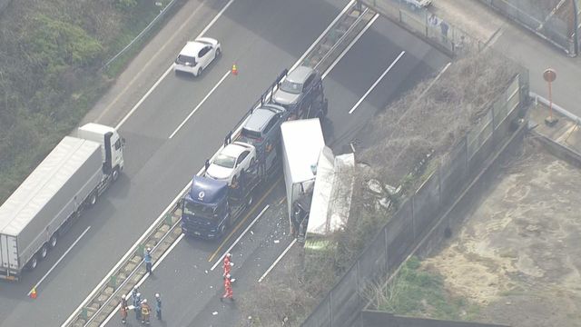 【速報】東名阪自動車道で大型トラック3台などが関係する事故　運転手2人がけが　三重・四日市市