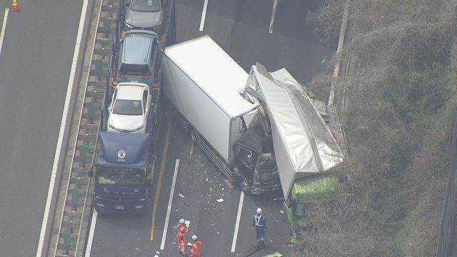 【速報】東名阪自動車道で大型トラック3台などが関係する事故　運転手2人がけが　三重・四日市市