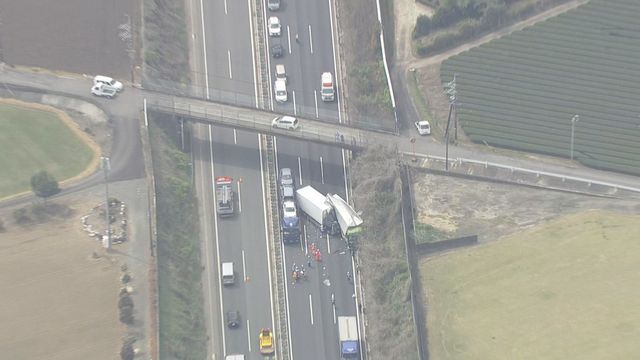 【速報】東名阪自動車道で大型トラック3台などが関係する事故　運転手2人がけが　三重・四日市市