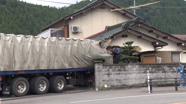 「あと1時間遅かったら…」国道沿いの民家にトレーラー突っ込む　早朝の台所が無残な姿に　岐阜・郡上市