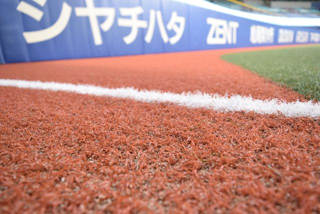 球場の足元が進化！ウォーニングゾーンに“自然界で分解する”人工芝、海洋環境とプレー環境を両立するマイクロプラスチック対策とは？