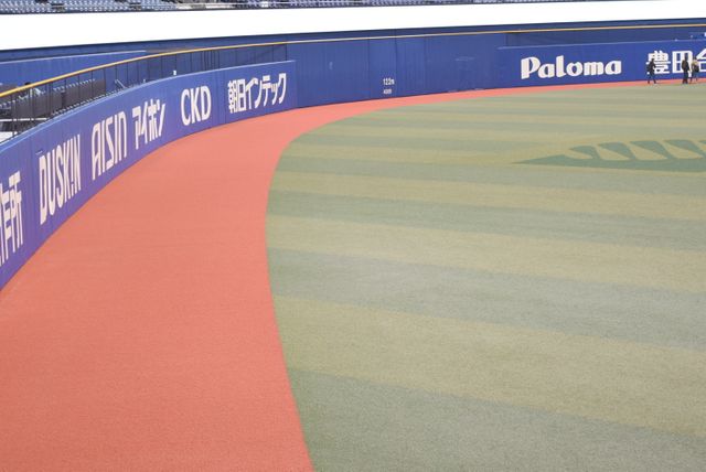 球場の足元が進化！ウォーニングゾーンに“自然界で分解する”人工芝、海洋環境とプレー環境を両立するマイクロプラスチック対策とは？