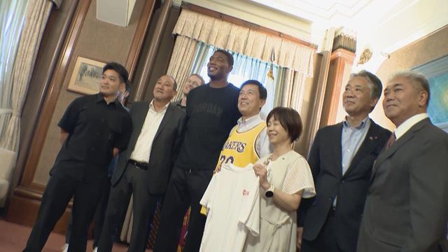 バスケ・八村塁選手が大村知事らを表敬訪問 中高生に直接指導のバスケ教室話題に